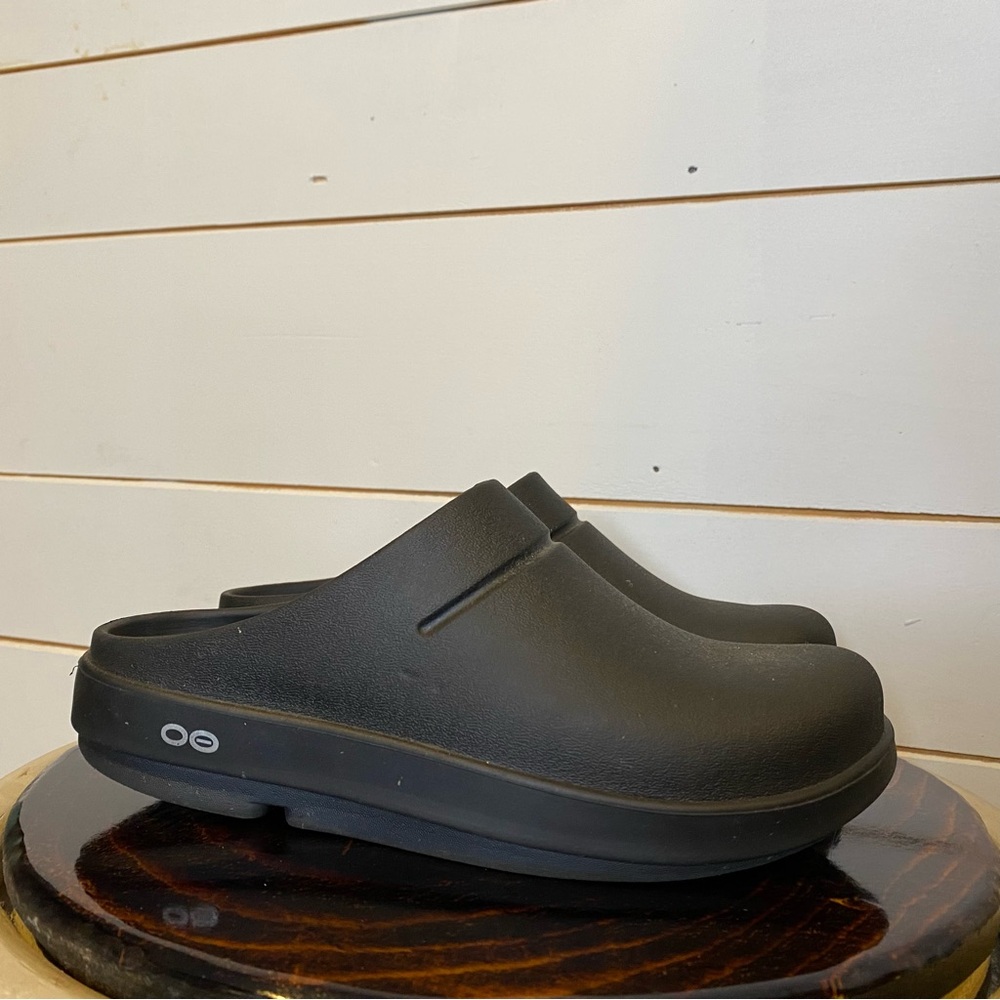 OOFOS Men's or Women’s Black Slip-On